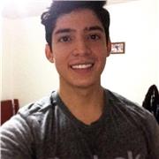 Profesor de español imparte clases a estudiantes de todas las edades